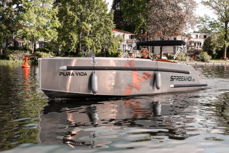 Berlin: Electric Boat Rental for self-driving 2 hrs - Onboard comfort: what’s included and why it matters
