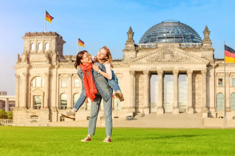 Berlin Essentials: Private Photoshoot at Berlin's top sites - 30 to 90 minutes of photo time: what you actually do during the shoot