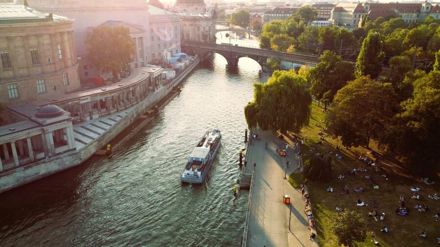 Berlin: Evening Boat Cruise – Romance & Moonlight - What this moonlight cruise feels like in real life