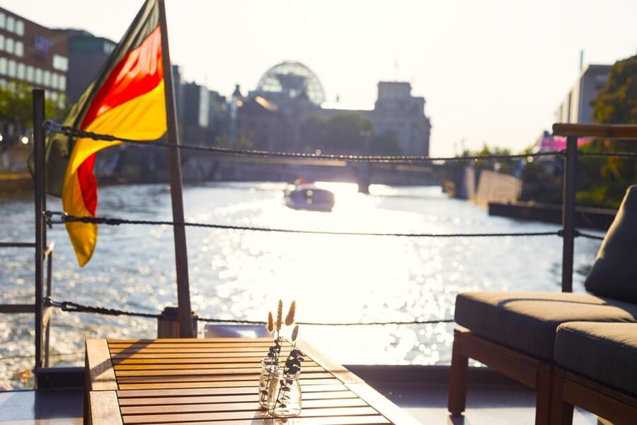 Berlin: Evening Boat Cruise – Romance & Moonlight - Music, wine, and snacks: what’s included and what you should confirm