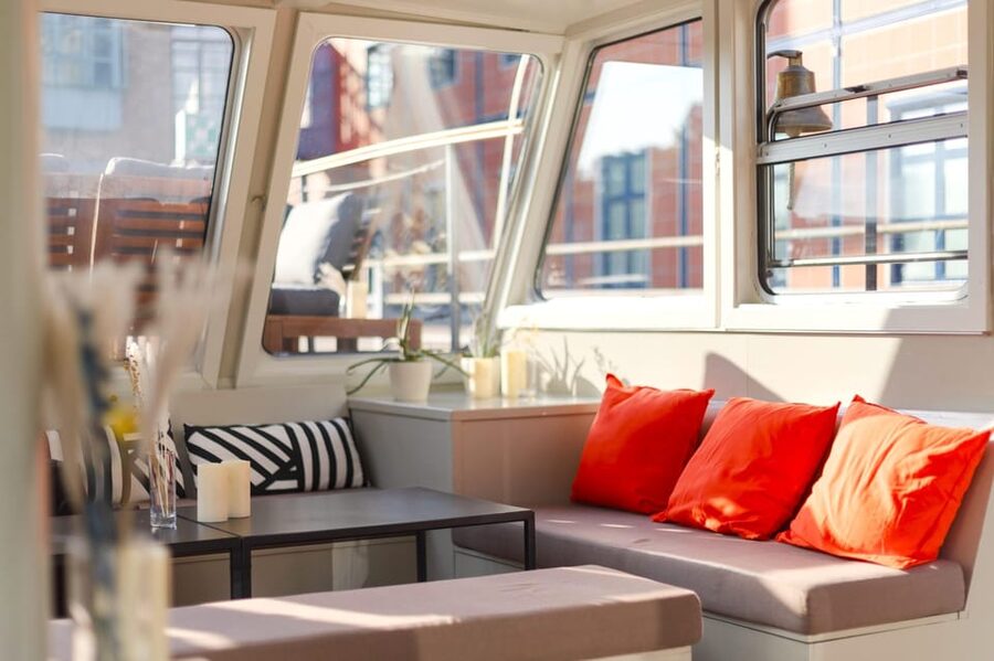 Berlin: Evening Boat Cruise – Romance & Moonlight - Comfort and seating: a small detail that can make or break the evening
