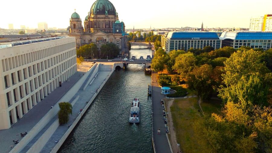 Berlin: Evening Boat Cruise – Romance & Moonlight - Boarding at Seminarschiff Berlin and getting your bearings fast