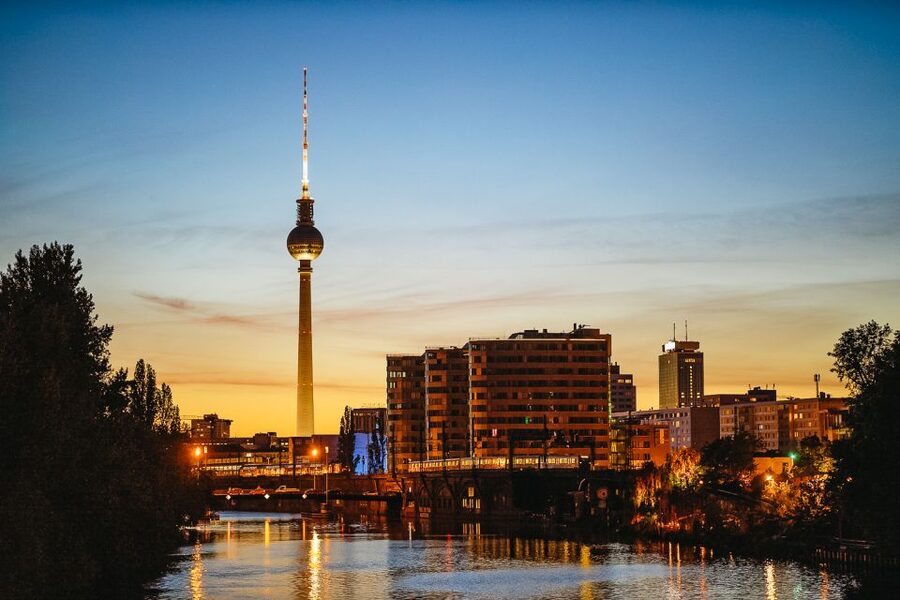Berlin: Evening City Sightseeing Cruise - Meeting point and boarding: Friedrichstraße jetty and the seat reality