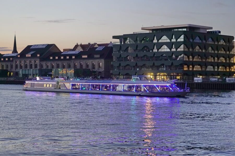 Berlin: Evening City Sightseeing Cruise - Nikolaiviertel to the modern government zone: the glass-and-river start