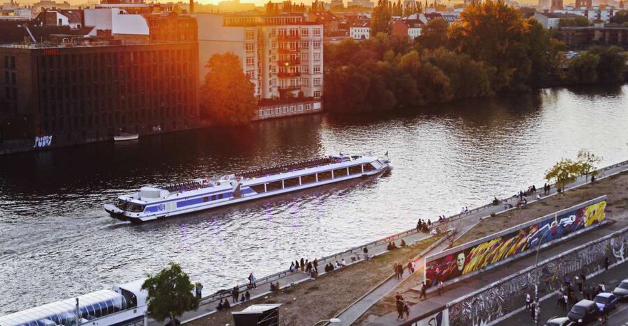 Berlin: Evening City Sightseeing Cruise - Price and time: what $35 gets you (and what to watch for)