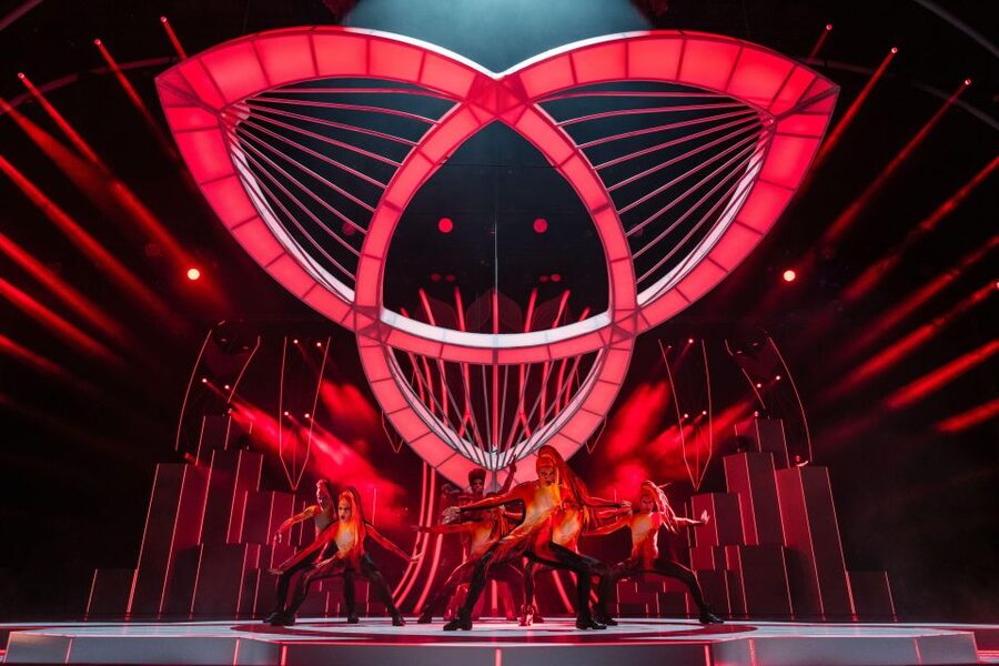 Berlin: FALLING | IN LOVE Grand Show Friedrichstadt-Palast - Over 100 artists and the couture costume punch