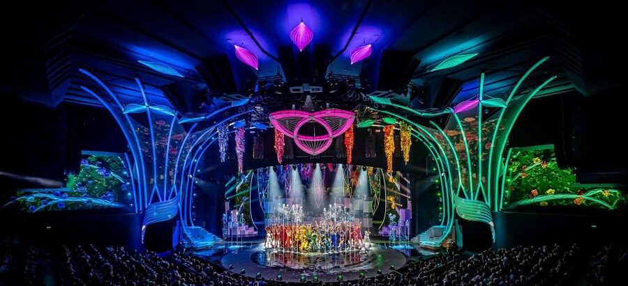 Berlin: FALLING | IN LOVE Grand Show Friedrichstadt-Palast - The enormous stage: how spectacle serves the emotion