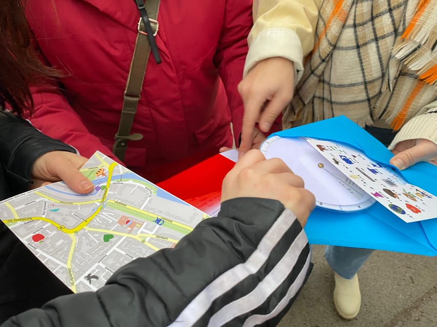 Berlin Friedrichshain: Outdoor Crime Mystery Tour - The Role of the Game Master: Helpful, Not Hand-Holding
