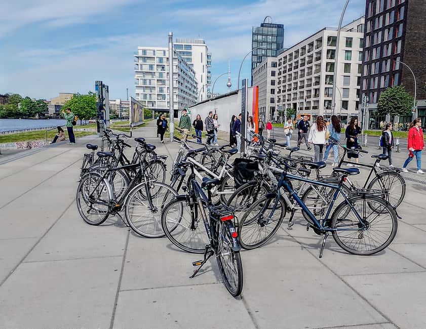 Berlin: From East to West & Wall Tour by Bike with a Guide - Unter den Linden and Brandenburg Gate: the classic stretch, paced right