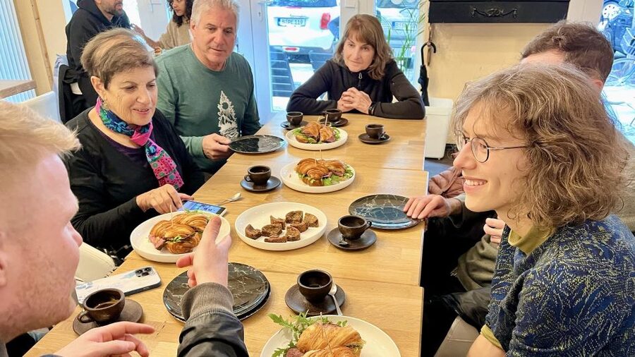 Berlin: Gourmet Food & Cultural Walking Tour - Meeting point, walking pace, and how the 3 hours feel