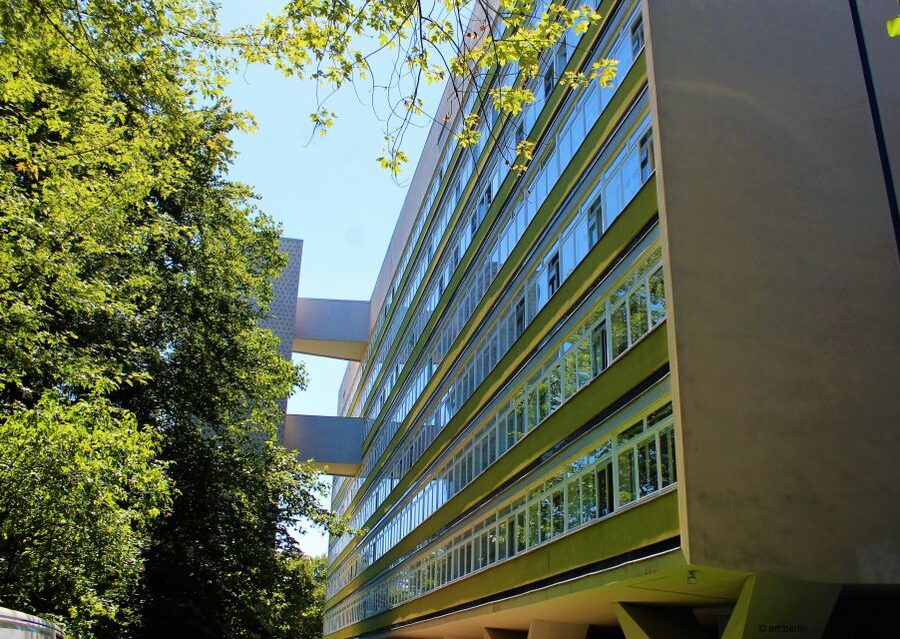 Berlin: Guided Architectural Walking Tour of Hansaviertel - Grips-Theater start: a clear starting point with the right energy