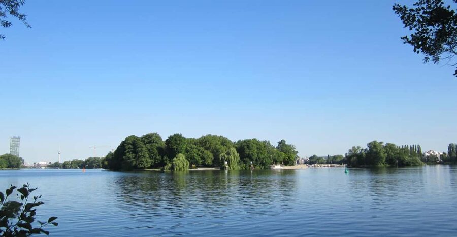 Berlin: guided canoe | kayaktour - Getting on the water: Funkhaus Berlin start and the quick paddling course