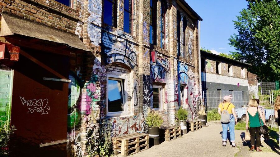 Berlin: Guided Craft Beer & Cultural Tour With Snacks - Ostkreuz Meeting Point: The Quick Way to Find Your Guide