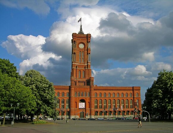 Berlin: Guided Private Bike Tour to Explore the Highlights - Meeting on Poststraße 11 and keeping the day simple