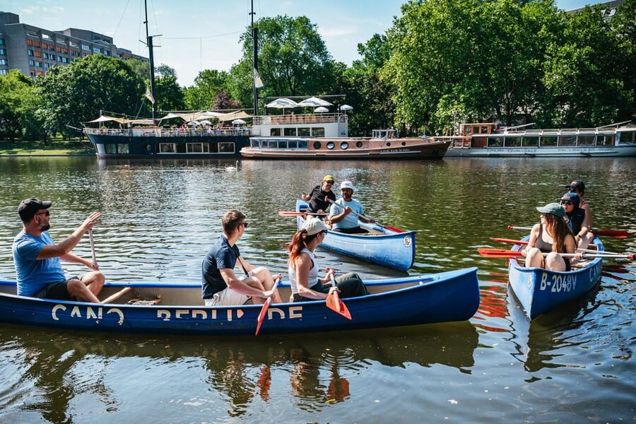 Berlin: Guided Tour by Canoe - Seeing East-West Berlin without a museum ticket