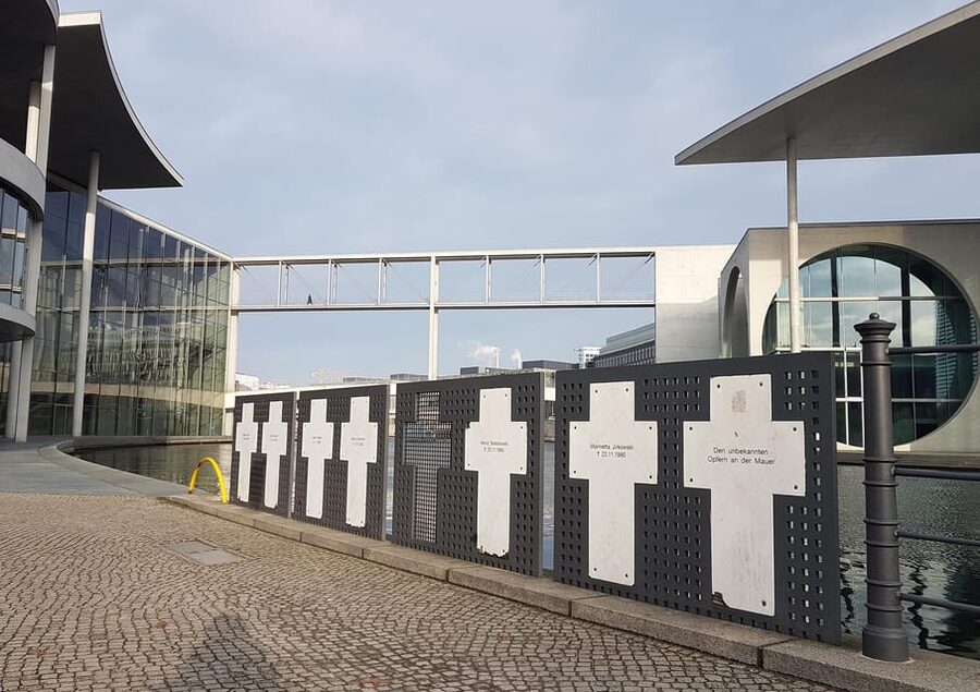 Berlin: Guided Walking Tour around the Reichstag - German Chancellery Stop: See the Power Center and Hear the Rules