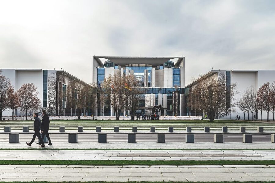 Berlin: Guided Walking Tour around the Reichstag - Paul-Löbe-House and the White Crosses: Architecture With Political Weight