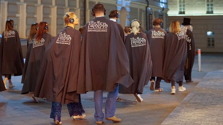 Berlin: Guided Walking Tour by Night - Meet Your Team: Lamplighter Assistants in Cloaks