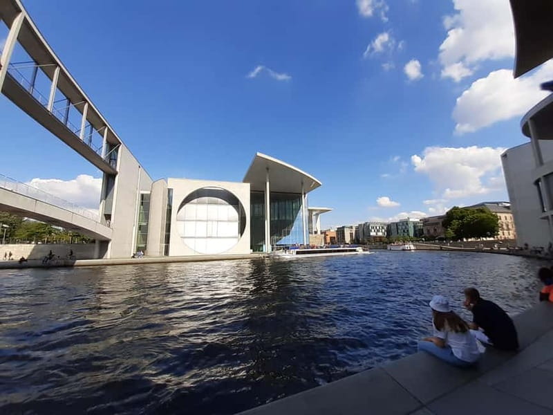 Berlin: Guided walking tour of the must-see sights - Meeting at the Swiss Embassy: finding your guide without stress