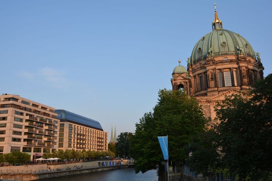 Berlin: Hackesche Höfe Courtyards Walking Tour - Neptunbrunnen and Rotes Rathaus: where details tell you the era