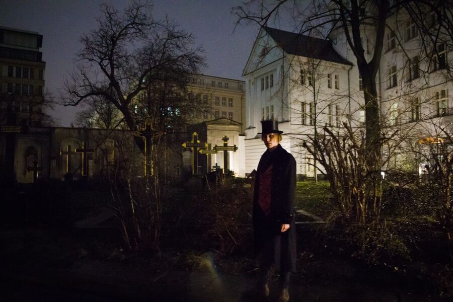 Berlin: Haunted Guided Tour in German - The real star: costume guide + spooky effects
