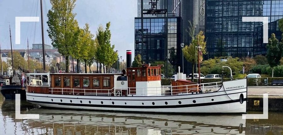 Berlin: Historic Boat Sightseeing City Center Tour - Crew service that keeps the hour calm