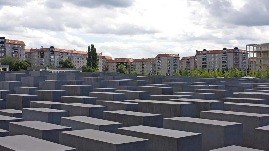 Berlin: Historical Walking Tour with Live Music - Holocaust Memorial: visiting with care and a song that changes the pace