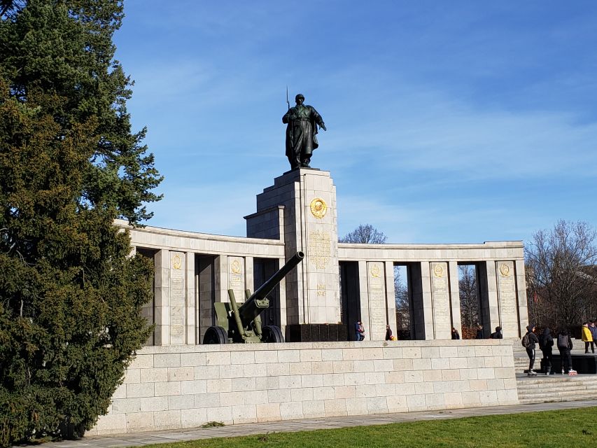 Berlin: Hitler and the Third Reich - a private walking tour - The Holocaust Memorial: Walking Through 2,710 Stelae