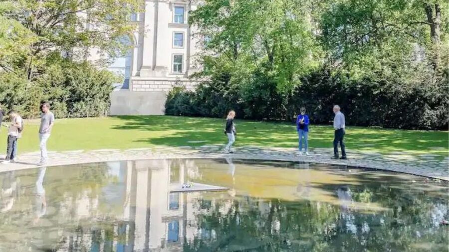 Berlin: Hitler's Berlin The Rise & Fall Guided Walking Tour - Memorial to the Sinti and Roma Victims: remembering who was targeted
