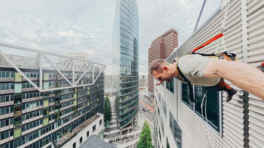 Berlin: House Running at "Das Center" Berlin 40m vertical! - Dress Like You’re Doing a Sport, Not Sightseeing