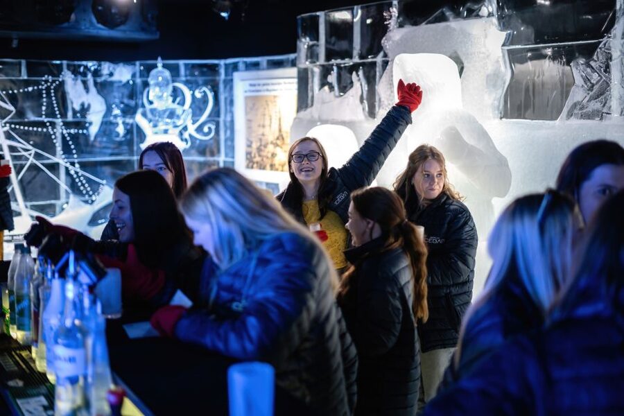 Berlin: Icebar Entrance with Complimentary Drinks - Dressing for -10°C: warm clothing, gloves, and what actually helps