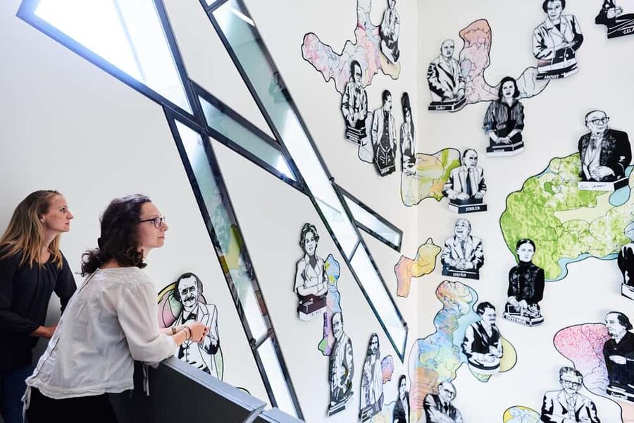 Berlin: Jewish Museum Highlights Tour - The audio guide and the live guide together