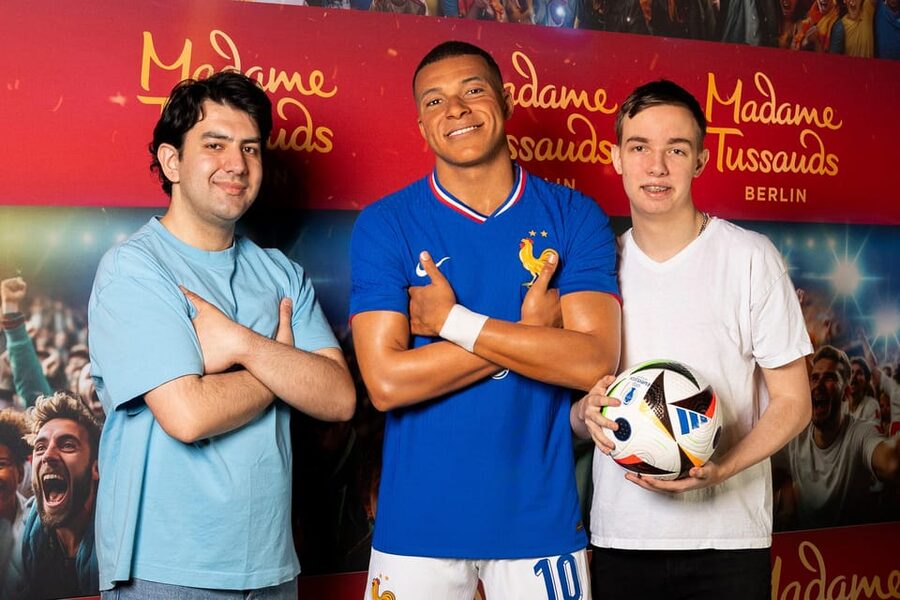 Berlin: Madame Tussauds Admission Ticket - Berlin Vibes: underground beats, DJ-style fun, and the Goldelse selfie