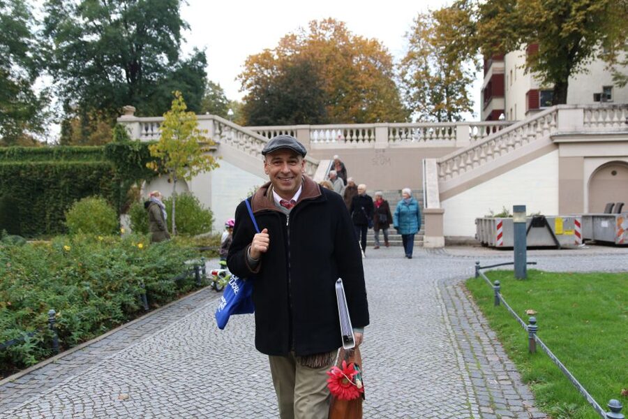 Berlin: Neukölln Walking Tour - Ilsenhof and 1920s Berlin Housing You Can Still Read in the Street