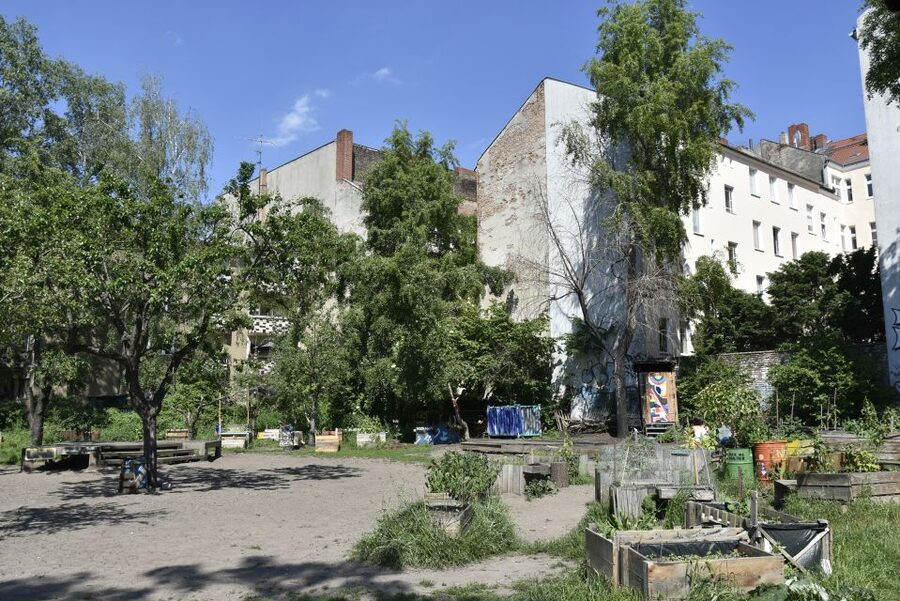 Berlin: Old Neukölln Private Walking Tour - Richardstraße, Old Bohemian schoolhouse, and Comenius Garten