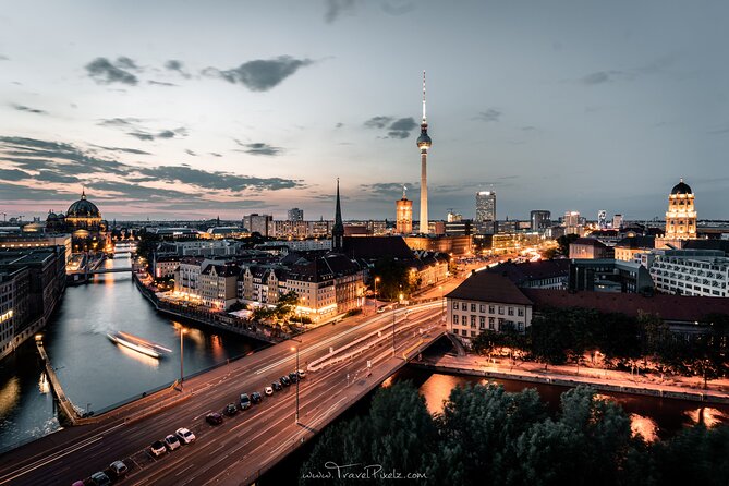 BERLIN PHOTO TOUR with a professional Photographer from Berlin - Brandenburg Gate and the classic Berlin framing game