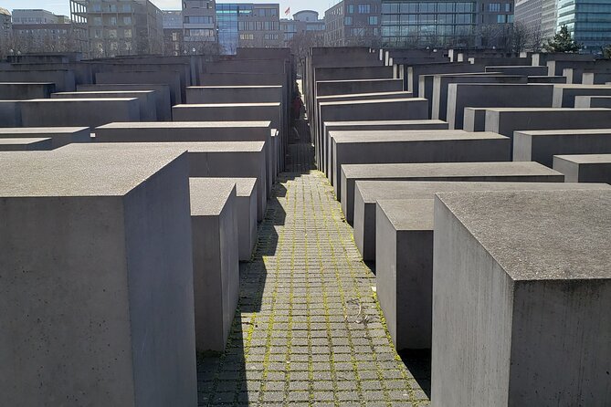 Berlin: Private Highlights Walking Tour with Local Guide and Hotel pickup - Checkpoint Charlie: the border line made real