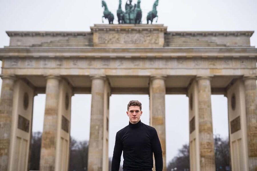 Berlin: Private Photo Session with Professional Photographer - Museum Island and Friedrichsbrücke: where your photos get that Berlin scale