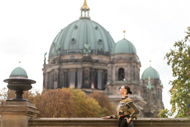 Berlin Private Photo shoot with Professional Photographer - Reichstag Building: portraits with strong lines