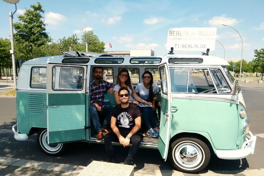 Berlin: Private Sightseeing Tour in Iconic Oldtimer VW Bus - A 1965 VW T1 Samba makes Berlin a rolling time machine