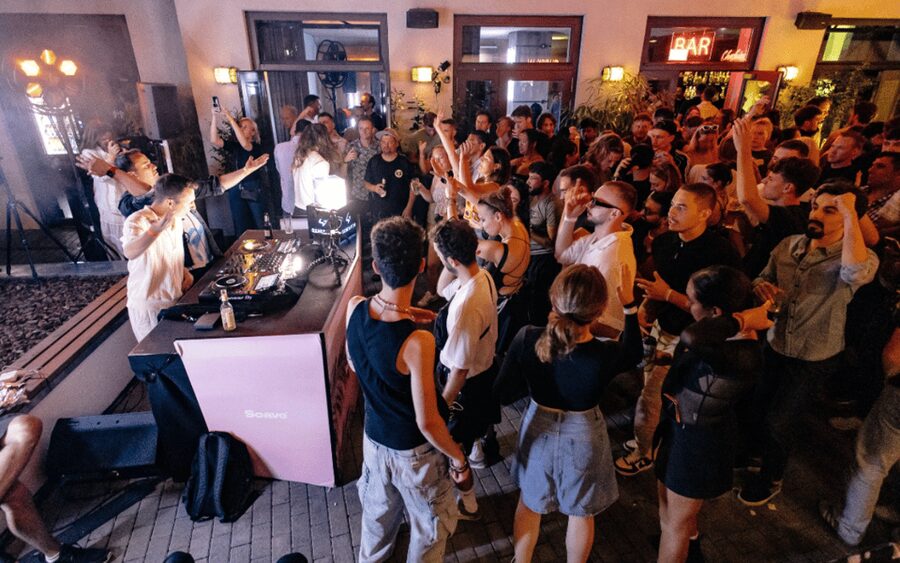 Berlin: Pub Crawl with Shots and VIP Club Entry - Starting at Generator Berlin Alexanderplatz at 21:00