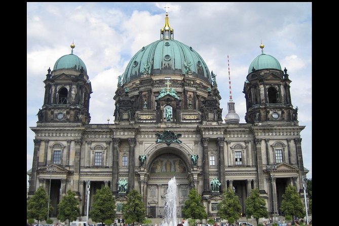 Berlin's Museum Island: A Self-Guided Audio Tour - Schlossplatz and the Berlin Palace: power, damage, and reinvention