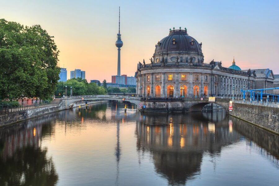 Berlin: Scavenger Hunt Self-Guided Tour - Gendarmenmarkt and Pariser Platz: pretty squares with purpose
