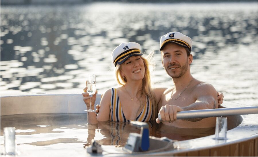 Berlin: Self-drive hot tub boat experience - Inside the floating hot tub: heat, roof, and what’s actually included
