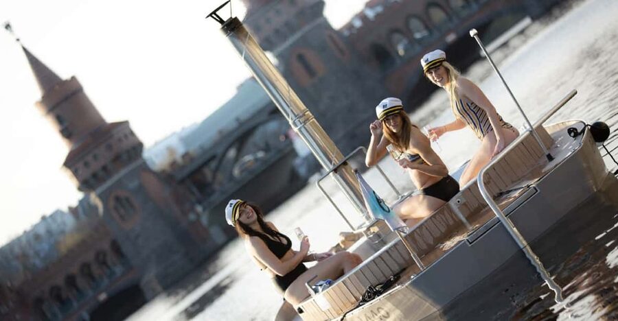 Berlin: Self-drive hot tub boat experience - Drinks, snacks, and the onboard cool box