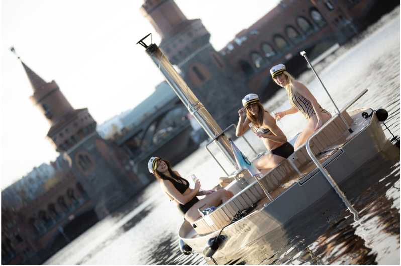Berlin: Self-drive hot tub boat experience - The route that matters: Oberbaumbrücke toasts and a small tricky bridge moment