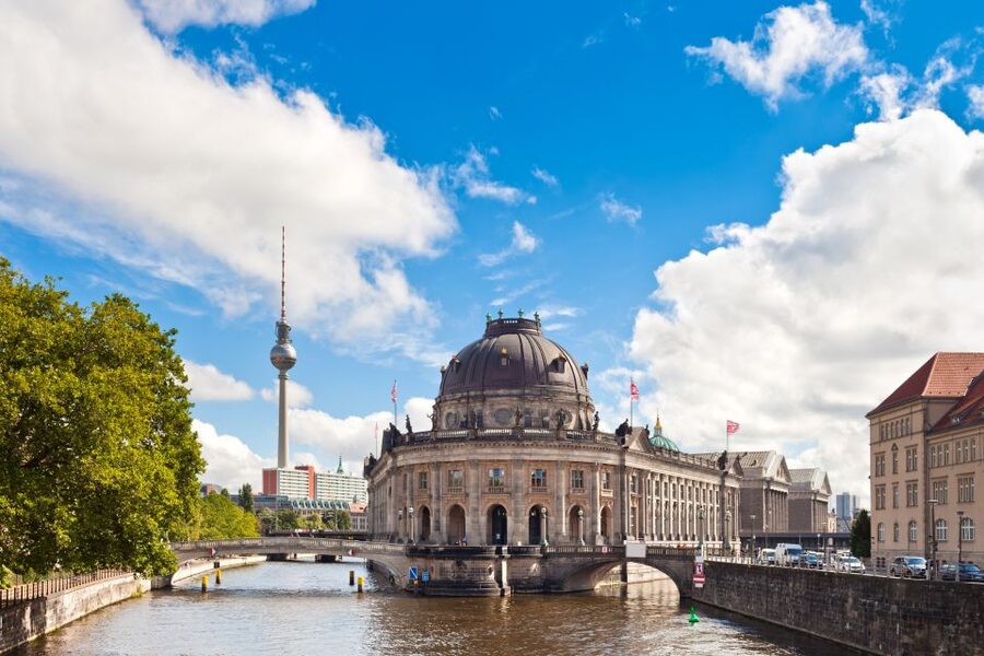 Berlin: Sights and Highlights Bike Tour with a Local Guide - Government District and Berlin Central Station: see where decisions happen