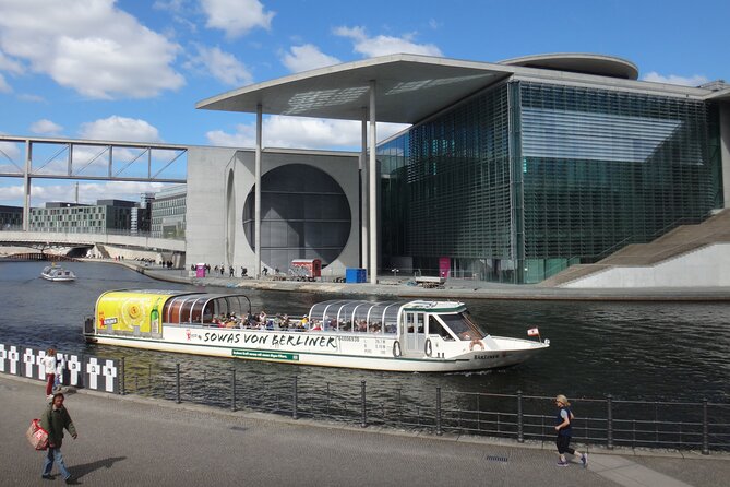 Berlin sightseeing boat tour on the Spree - Onboard Comfort and the Bar-Snack Rhythm