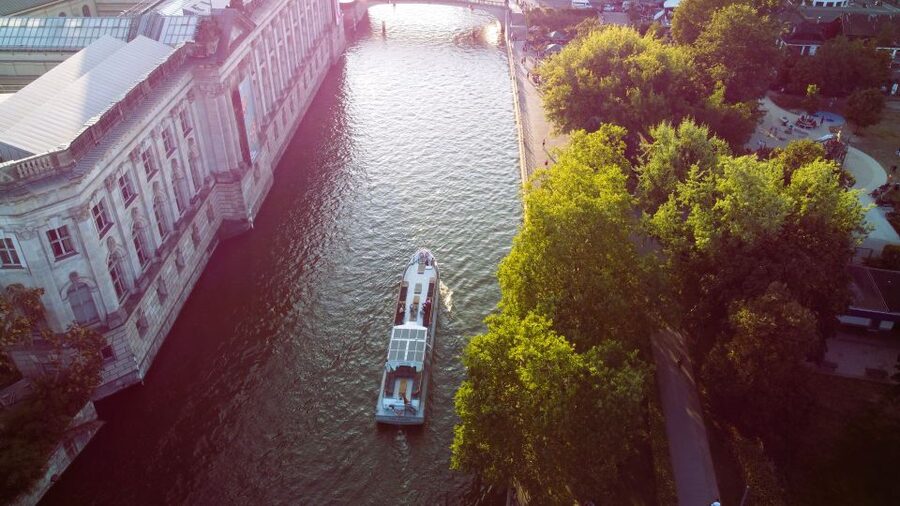 Berlin: Sightseeing Boat Tour on the Spree for Families - From Tiergartenviertel to the government district: a calm corridor through the city