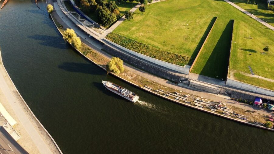 Berlin: Sightseeing Boat Tour on the Spree for Families - The Bundestag area: iconic architecture, slow-moving perspectives